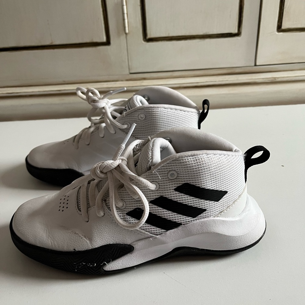 Adidas Boys Athletic Own The Game Basketball Sneakers Size 1 1/2 black & white